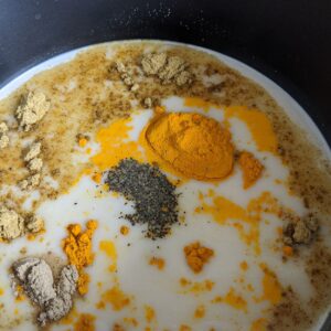 Golden Latte en train d'être préparé dans une casserole